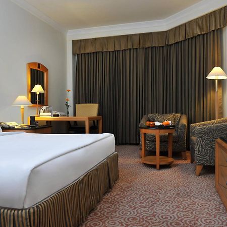 Le Royal Meridien Ченай Екстериор снимка